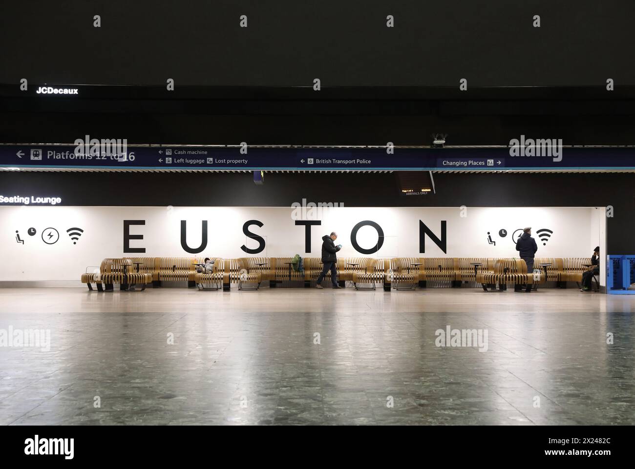 All'interno della stazione di Euston la mattina presto, a nord di Londra, Regno Unito Foto Stock