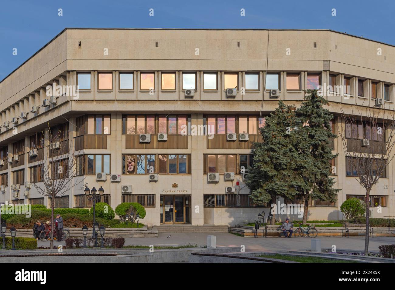Vidin, Bulgaria - 16 marzo 2024: City Courthouse Rayonen Sad a Bdintsi Square Spring Day. Foto Stock