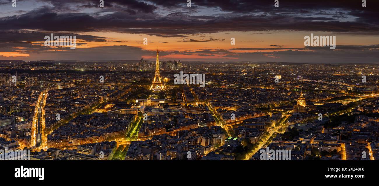 La Torre Eiffel di Parigi, punto di riferimento nella capitale francese. Foto Stock