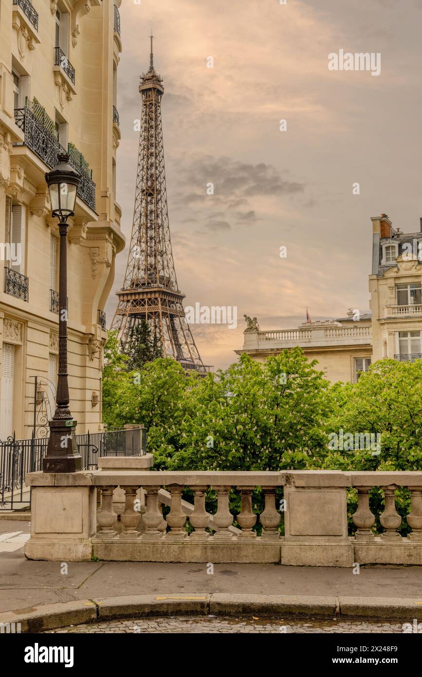 La Torre Eiffel di Parigi, punto di riferimento nella capitale francese. Foto Stock