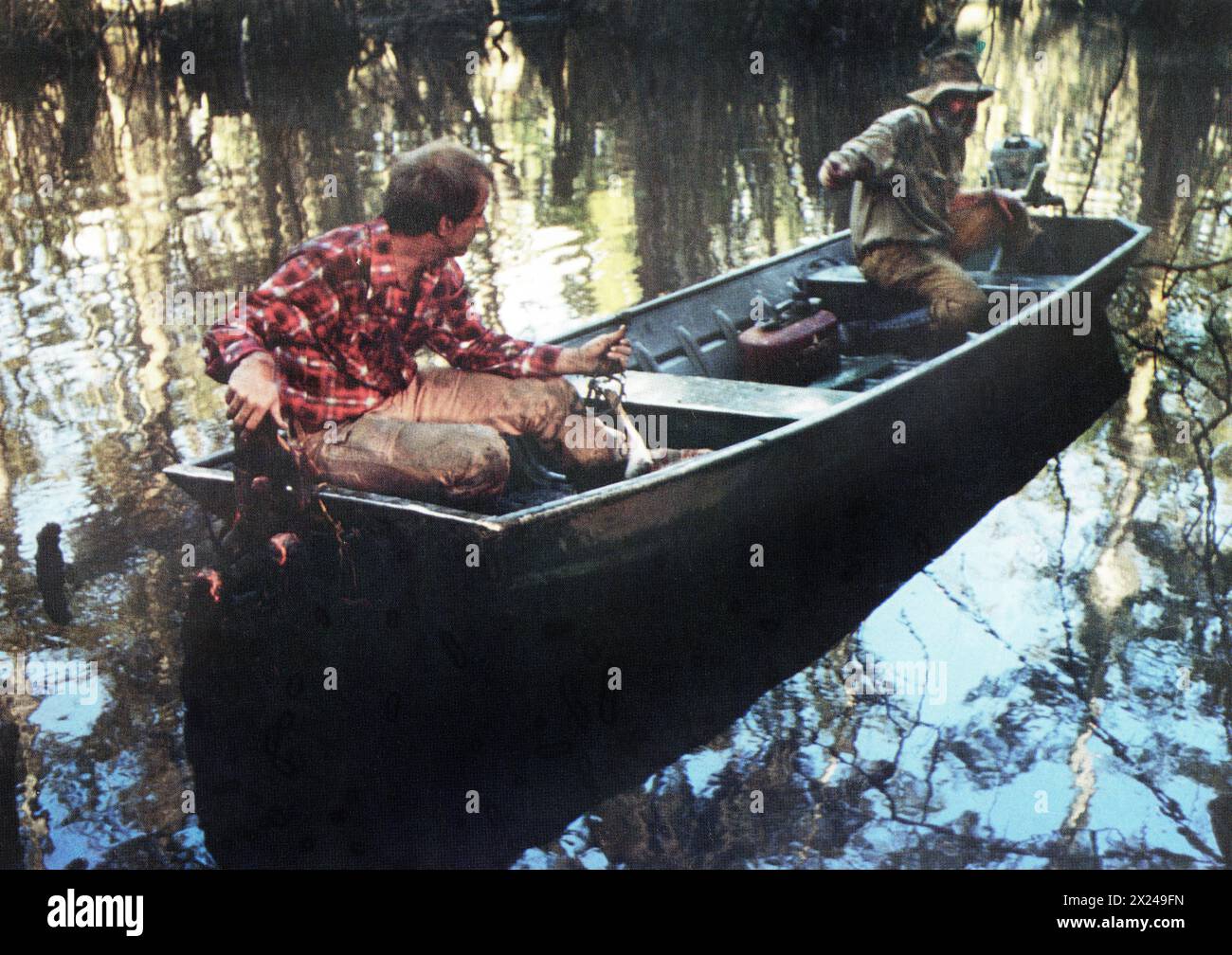 Jack Elam (a destra), sul set del film, "creature from the Black Lake", Howco International Pictures, 1976 Foto Stock