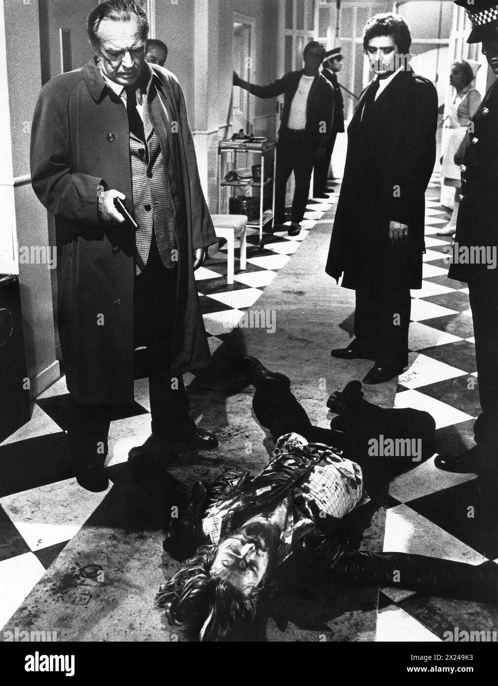 Arthur Kennedy (a sinistra con la pistola), sul set del film italo-spagnolo, "Don't Open the Window", alias "Let Sleeping Corpses Lie", titolo spagnolo: "No profanar el sueño de los muertos", titolo italiano: "Non si deve profanare il sonno dei morti", fida cinematografica, mercurio Films SA, Hallmark Releasing, 1974 Foto Stock