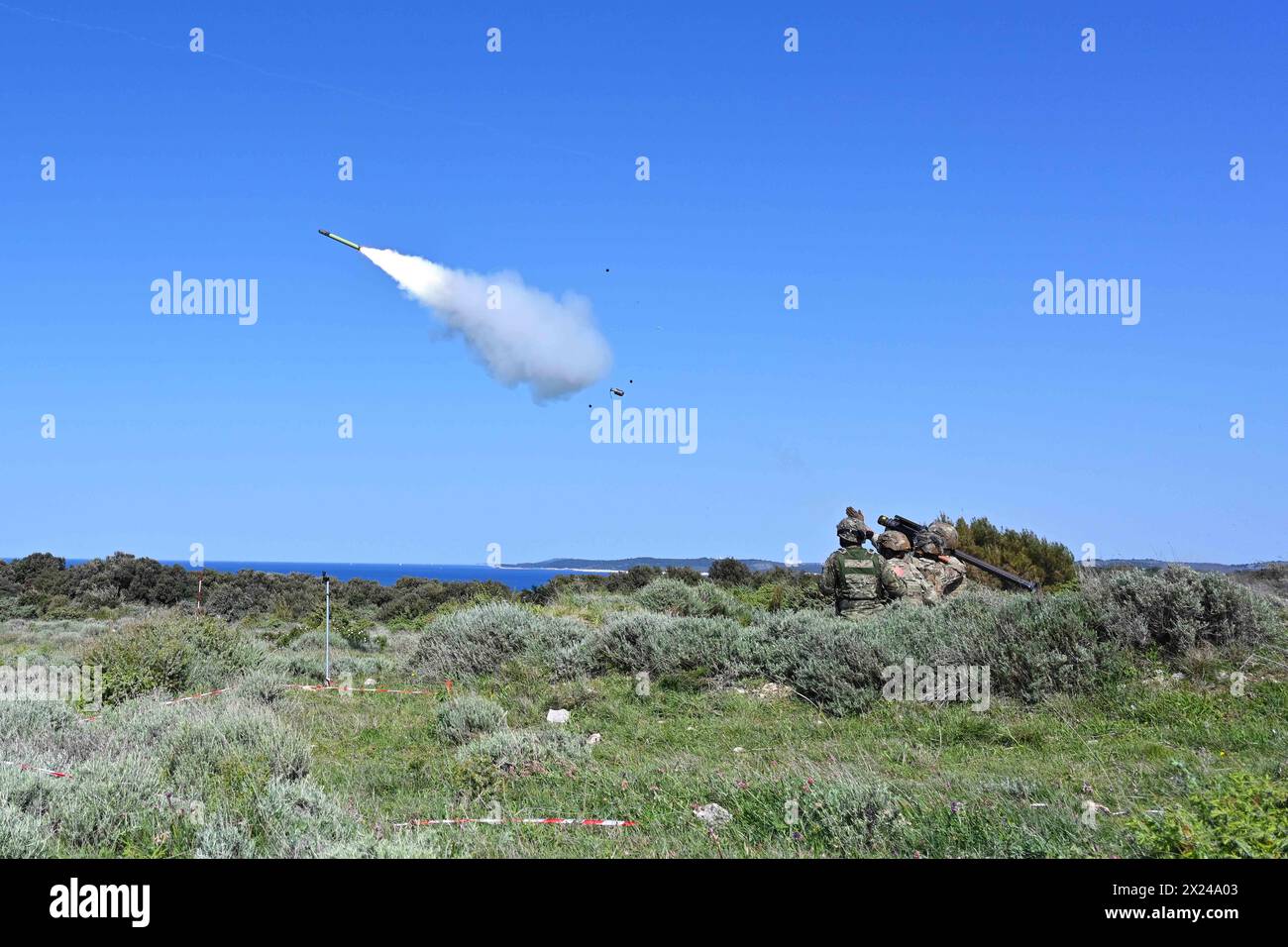 Pola, Croazia. 12 aprile 2024. Paracadutisti della 173a Brigata aviotrasportata, soldato di Charlie Battery, 1st Battalion, 57th Air Defense Artillery Regiment e soldati dell'esercito croato, sparano un FIM-92 Stinger durante l'Exercise Shield 24, 12 aprile 2024, a Kamenjak vicino Medulin, Pola, Croazia. Questo evento annuale rafforza le capacità di difesa aerea croata contro le minacce a bassa e media altitudine. Affiancato da partner internazionali, tra cui le forze armate polacche, slovene e francesi, l'esercitazione enfatizza le tattiche di difesa aerea e gli scontri a fuoco vivo. Il 173rd Airborne Briga Foto Stock