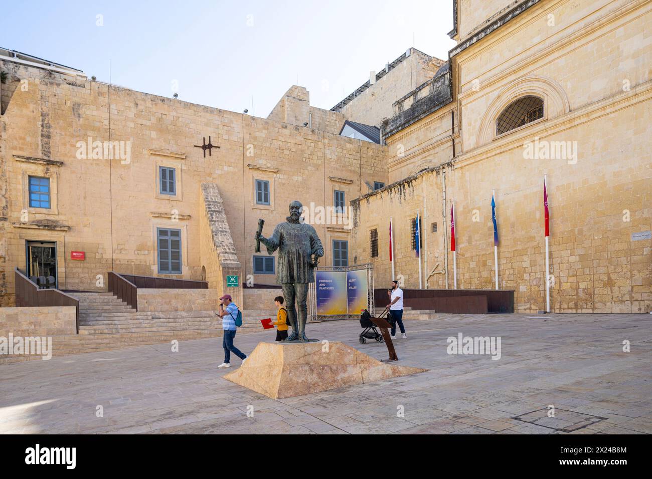 La Valletta, Malta, 4 aprile 2024. Vista su piazza Jean de Valette con il museo delle belle arti sullo sfondo Foto Stock