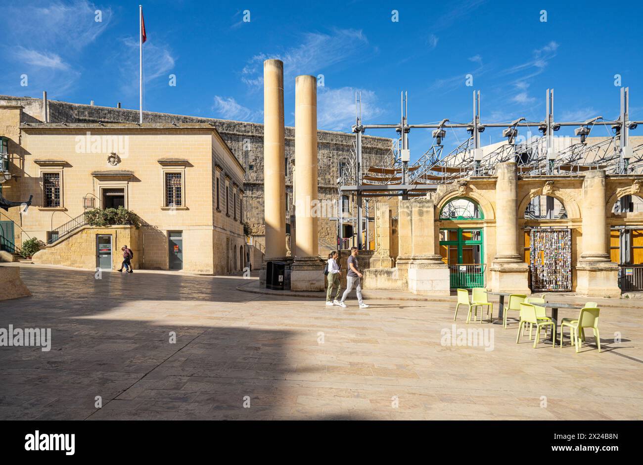 La Valletta, Malta, 4 aprile 2024. le colonne del teatro reale nel centro della città Foto Stock