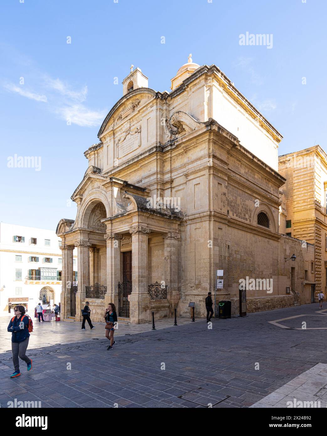La Valletta, Malta, 4 aprile 2024. Vista esterna della St. La chiesa di Caterina d'Alessandria nel centro della città Foto Stock