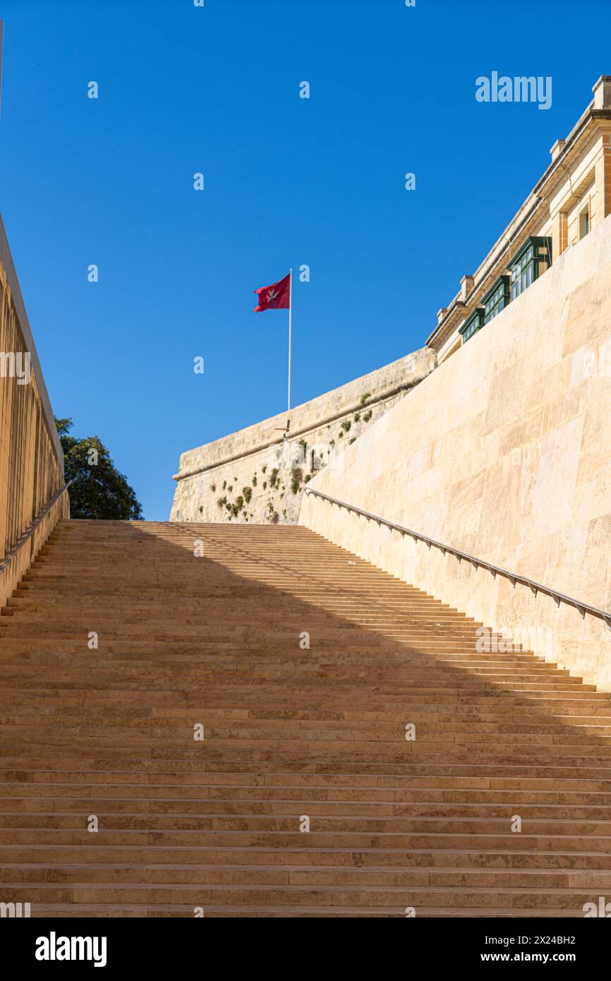 La Valletta, Malta, 3 aprile 2024. Vista della grande scalinata accanto all'edificio del parlamento maltese nel centro della città Foto Stock
