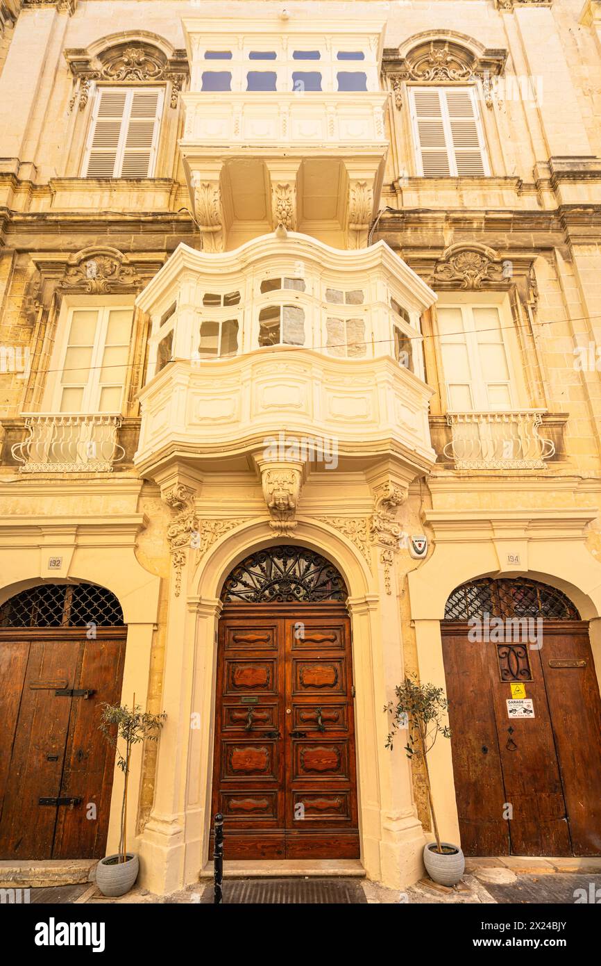 La Valletta, Malta, 3 aprile 2024. vista esterna delle tipiche porte d'ingresso delle case nel centro della città Foto Stock