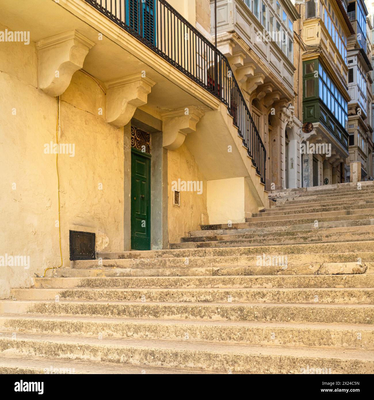 La Valletta, Malta, 3 aprile 2024. vista di una scala in una strada nel centro storico della città Foto Stock