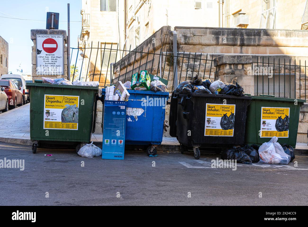 La Valletta, Malta, 3 aprile 2024. i contenitori pieni di raccolta differenziata dei rifiuti nel centro storico della città Foto Stock