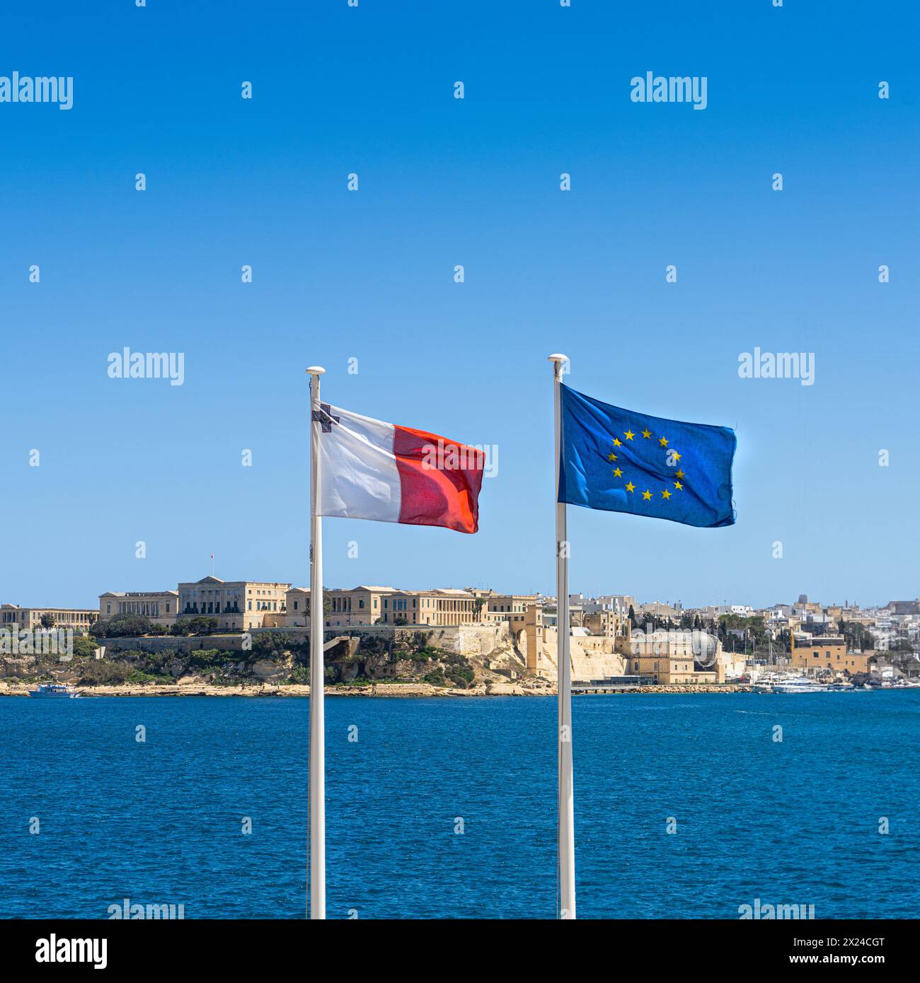 Le bandiere maltesi e europee sventolano di fronte al mare Foto Stock
