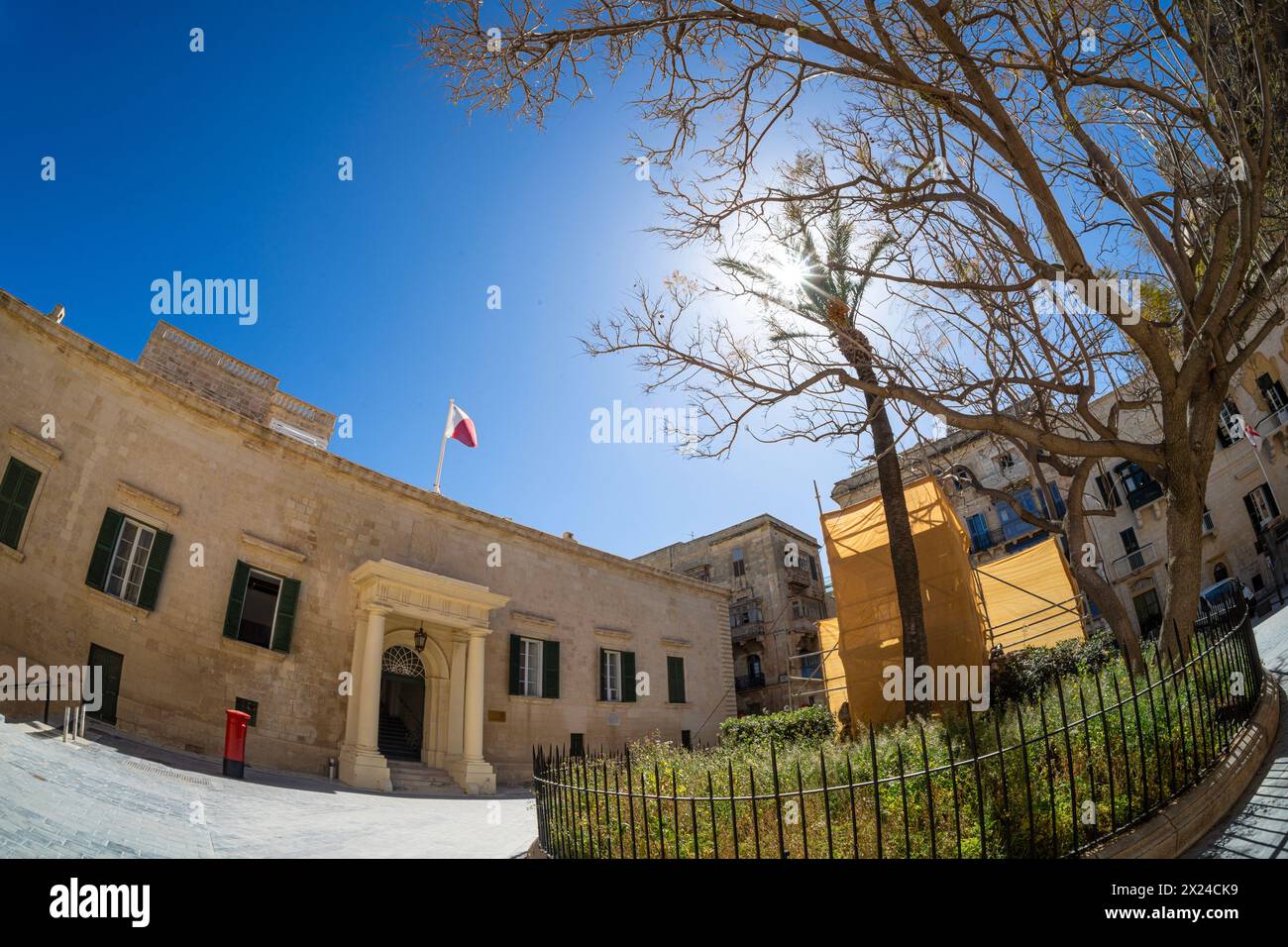 La Valletta, Malta, 3 aprile 2024. vista esterna della sede del ministero della giustizia maltese nel centro della città Foto Stock