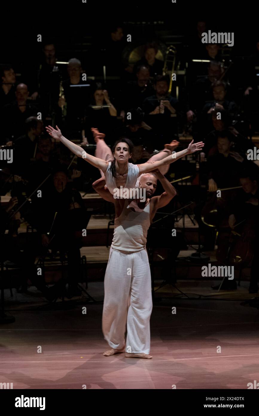Laurent Paillier/le Pictorium - Notre Sacre di Blanca li - 12/04/2024 - Francia/Parigi - LA NOSTRA SACRA Blanca li, regia, coreografia Blanca li Company Abd al Malik, racconto, rap, slam, canto Bilal, Sound Creation, Machines David Grimal, primo violino Igor Stravinsky The Rite of Spring Blanca li, regia, coreografia David Grimal, violino, direzione musicale The Dissonances Blanca li Company CFA Pietragalla-Derouault CFA Dance Singing Comedy Carco, image Creation Laurent Mercier, costumi Pascal Laajili, lighting design Data: 04/11/2024 luogo: The Philharmonie City: Parigi Foto Stock