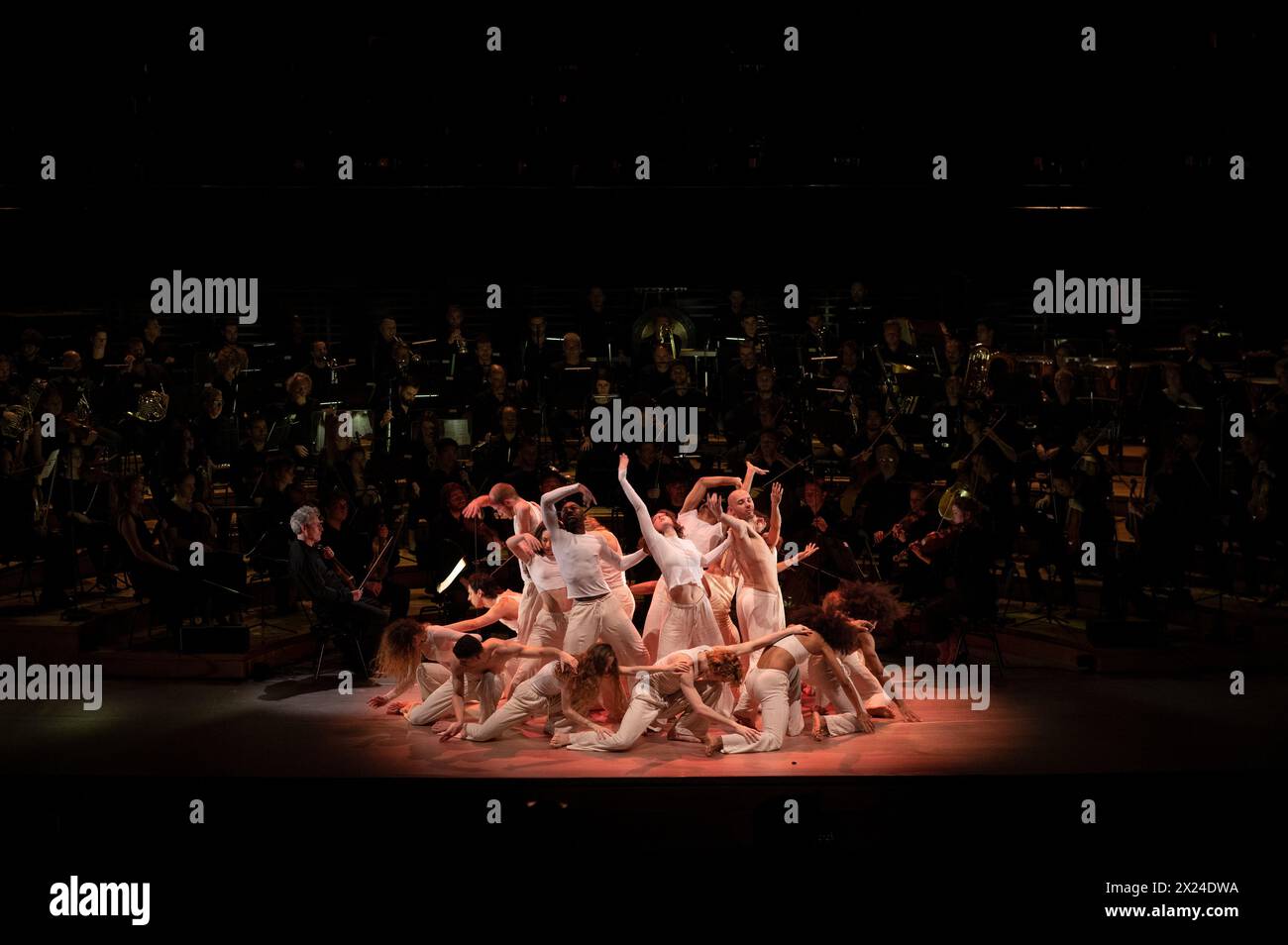 Laurent Paillier/le Pictorium - Notre Sacre di Blanca li - 12/04/2024 - Francia/Parigi - LA NOSTRA SACRA Blanca li, regia, coreografia Blanca li Company Abd al Malik, racconto, rap, slam, canto Bilal, Sound Creation, Machines David Grimal, primo violino Igor Stravinsky The Rite of Spring Blanca li, regia, coreografia David Grimal, violino, direzione musicale The Dissonances Blanca li Company CFA Pietragalla-Derouault CFA Dance Singing Comedy Carco, image Creation Laurent Mercier, costumi Pascal Laajili, lighting design Data: 04/11/2024 luogo: The Philharmonie City: Parigi Foto Stock