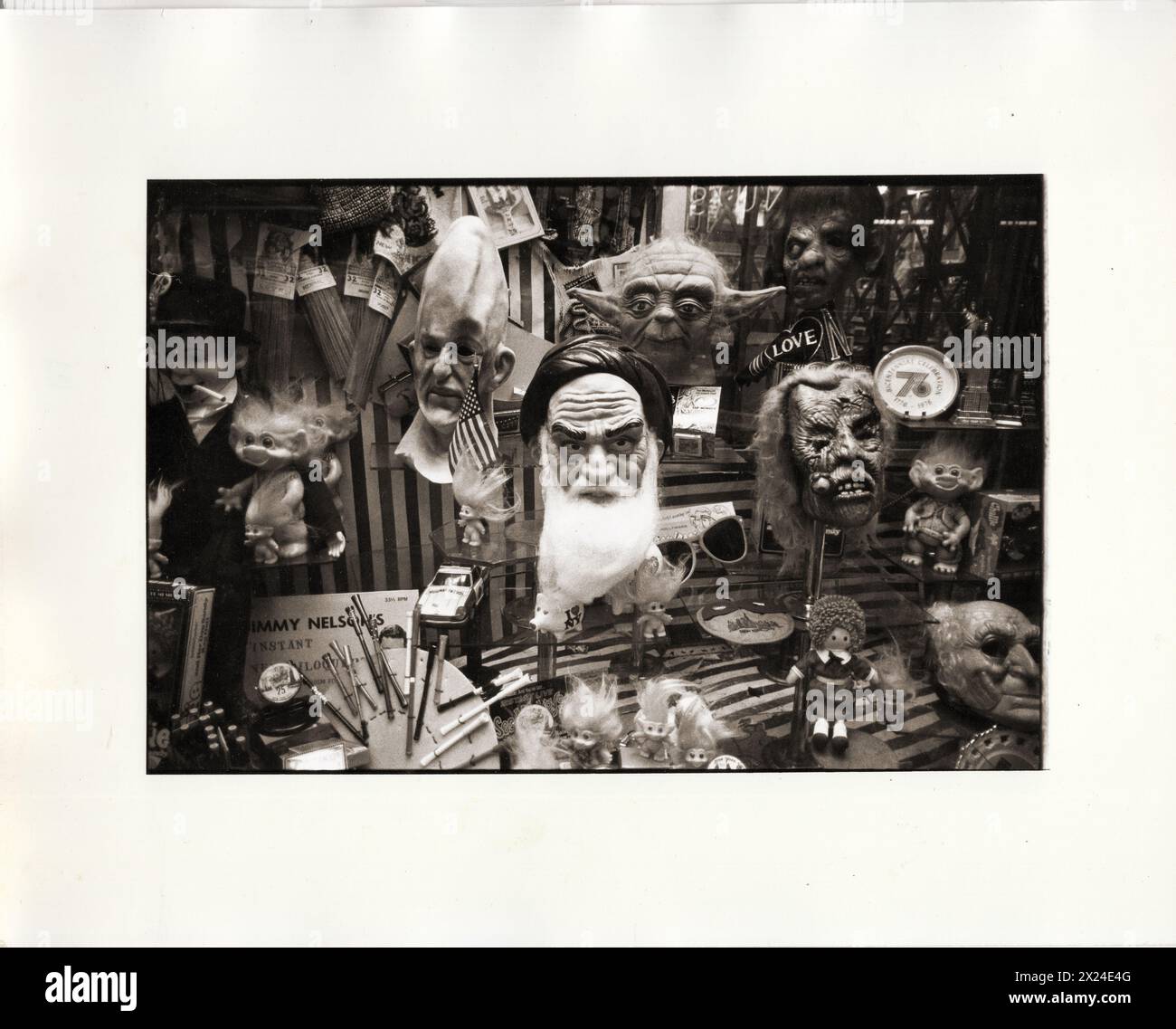 Una foto del 1979 di una vetrina nell'area di Times Square con una maschera dell'Ayatollah Ruhollah Khomeini Foto Stock
