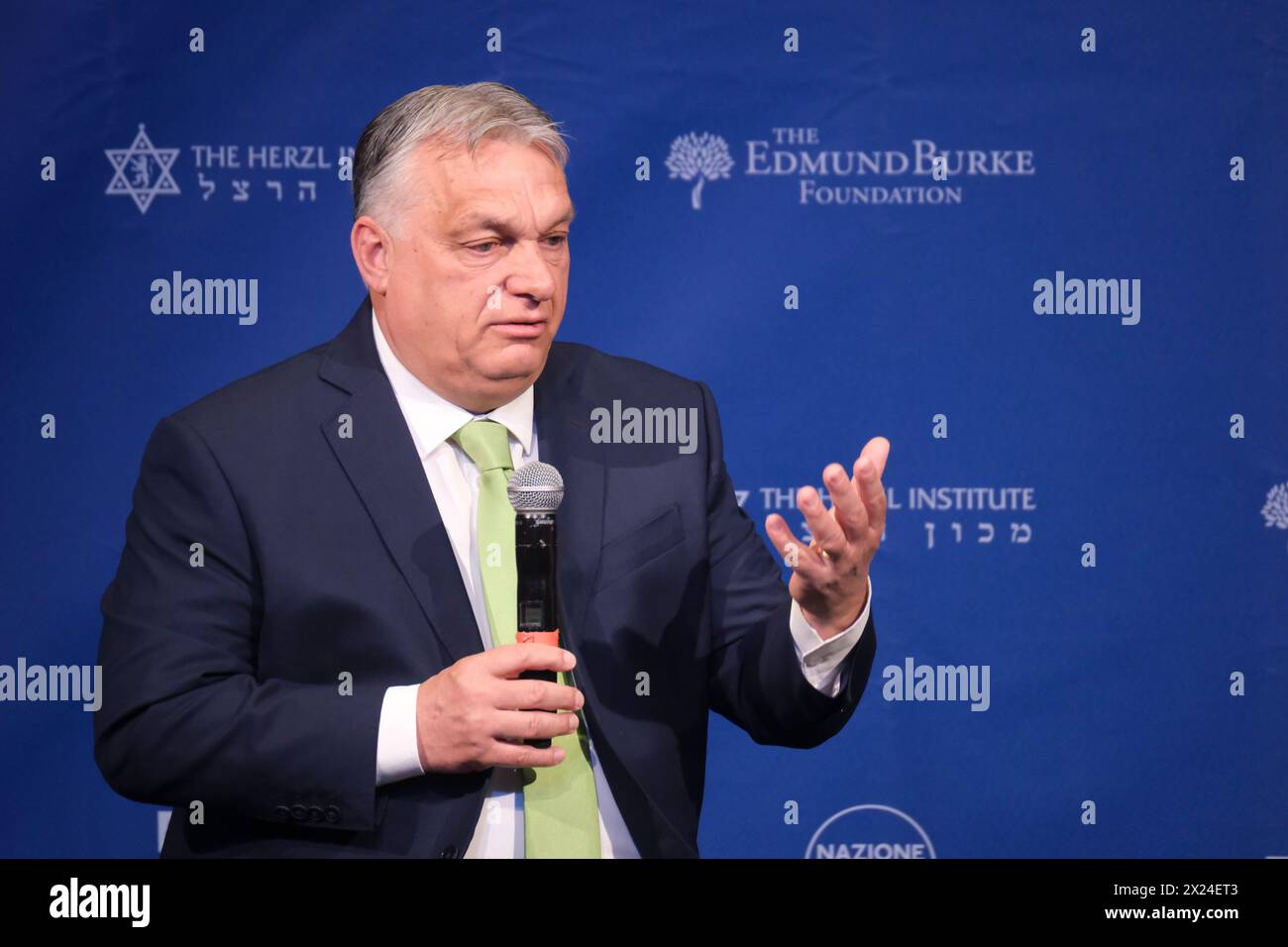 © Nicolas Landemard/le Pictorium/MAXPPP - Bruxelles 19/04/2024 Nicolas Landemard/le Pictorium - 19/04/2024 - Belgique/Bruxelles/Bruxelles - Arrivee et Allocution de Viktor Orban. Les 16 e 17 avril 2024 la fondation Edmund Burke organisait dans la capitale belge la National Conservatism Conference. Un symposium Dont le panel d'invita etait vary et dont les positionnement intelltuels, sociaux ou politiques sont tres marques dans la ligne de la droite conservatrice voire de l'Extreme-droite. La presse locale parlait d'un rassemblement des grandes figures de l'Extreme-droite europ Foto Stock