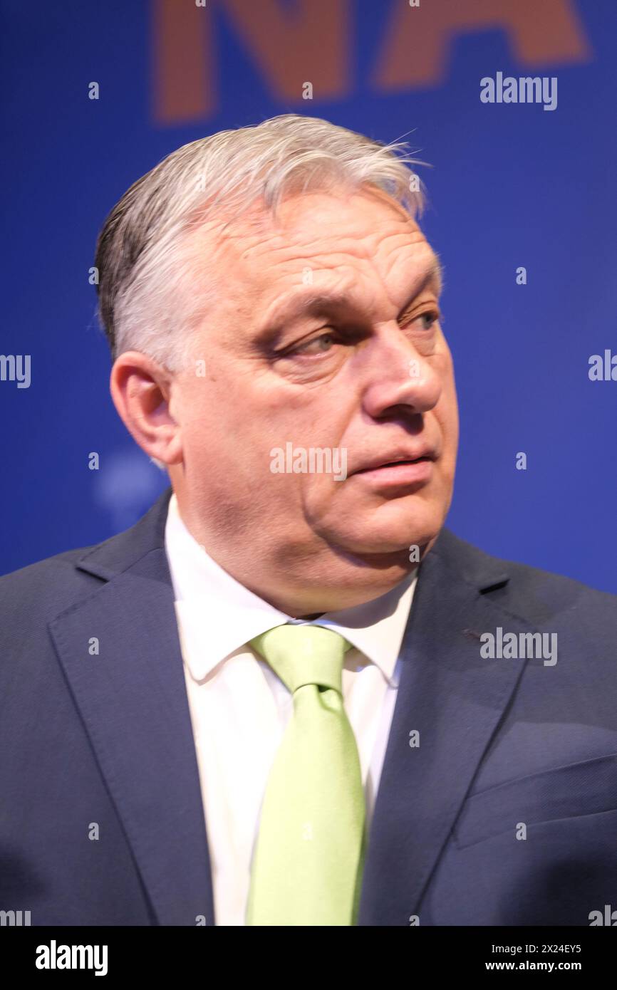 © Nicolas Landemard/le Pictorium/MAXPPP - Bruxelles 19/04/2024 Nicolas Landemard/le Pictorium - 19/04/2024 - Belgique/Bruxelles/Bruxelles - Arrivee et Allocution de Viktor Orban. Les 16 e 17 avril 2024 la fondation Edmund Burke organisait dans la capitale belge la National Conservatism Conference. Un symposium Dont le panel d'invita etait vary et dont les positionnement intelltuels, sociaux ou politiques sont tres marques dans la ligne de la droite conservatrice voire de l'Extreme-droite. La presse locale parlait d'un rassemblement des grandes figures de l'Extreme-droite europ Foto Stock