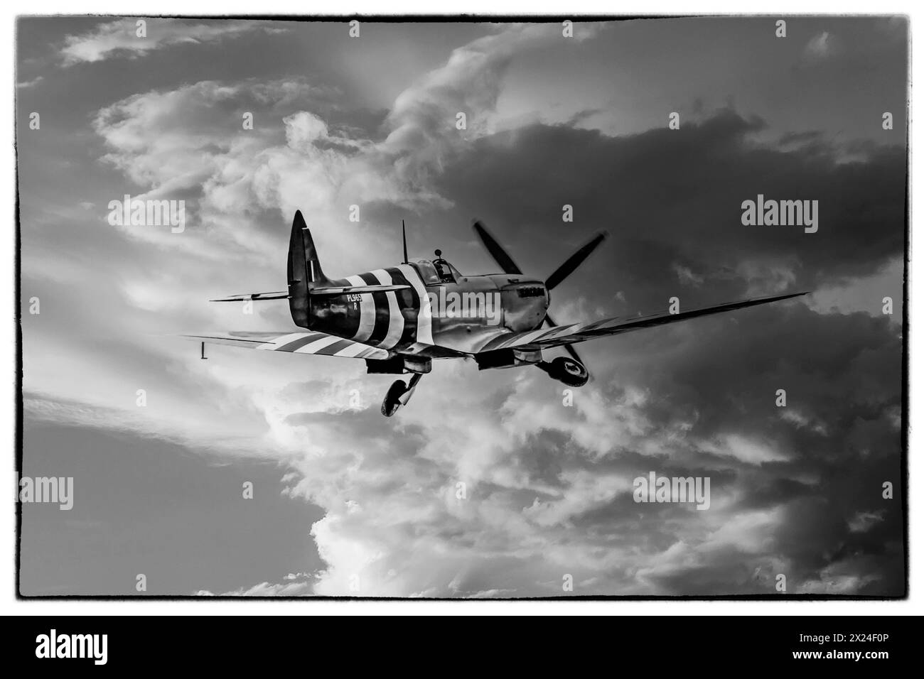 Guerra mondiale due Spitfire. Foto Recon Mark 11 nelle marcature D-Day. Foto Stock