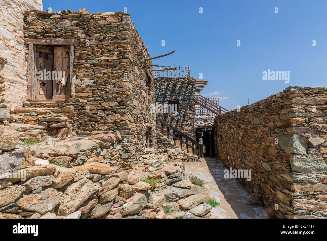 Un antico castello costruito utilizzando pietre in architettura antica chiamato Bakhroush Ben Alas Castle si trova nella regione di al Baha in Arabia Saudita Foto Stock