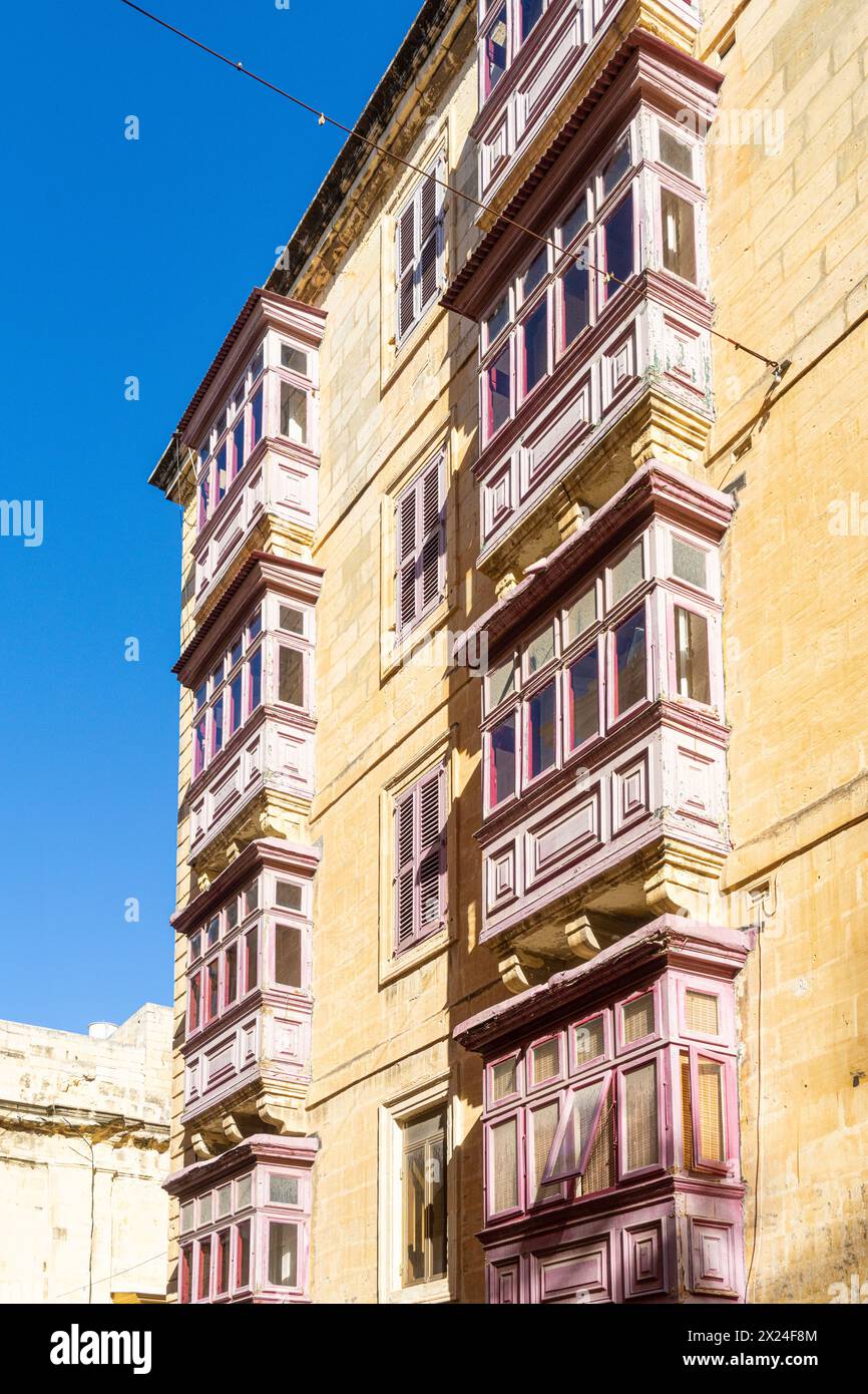 La Valletta, Malta, 3 aprile 2024. vista dei tipici balconi in legno degli edifici antichi nel centro della città Foto Stock