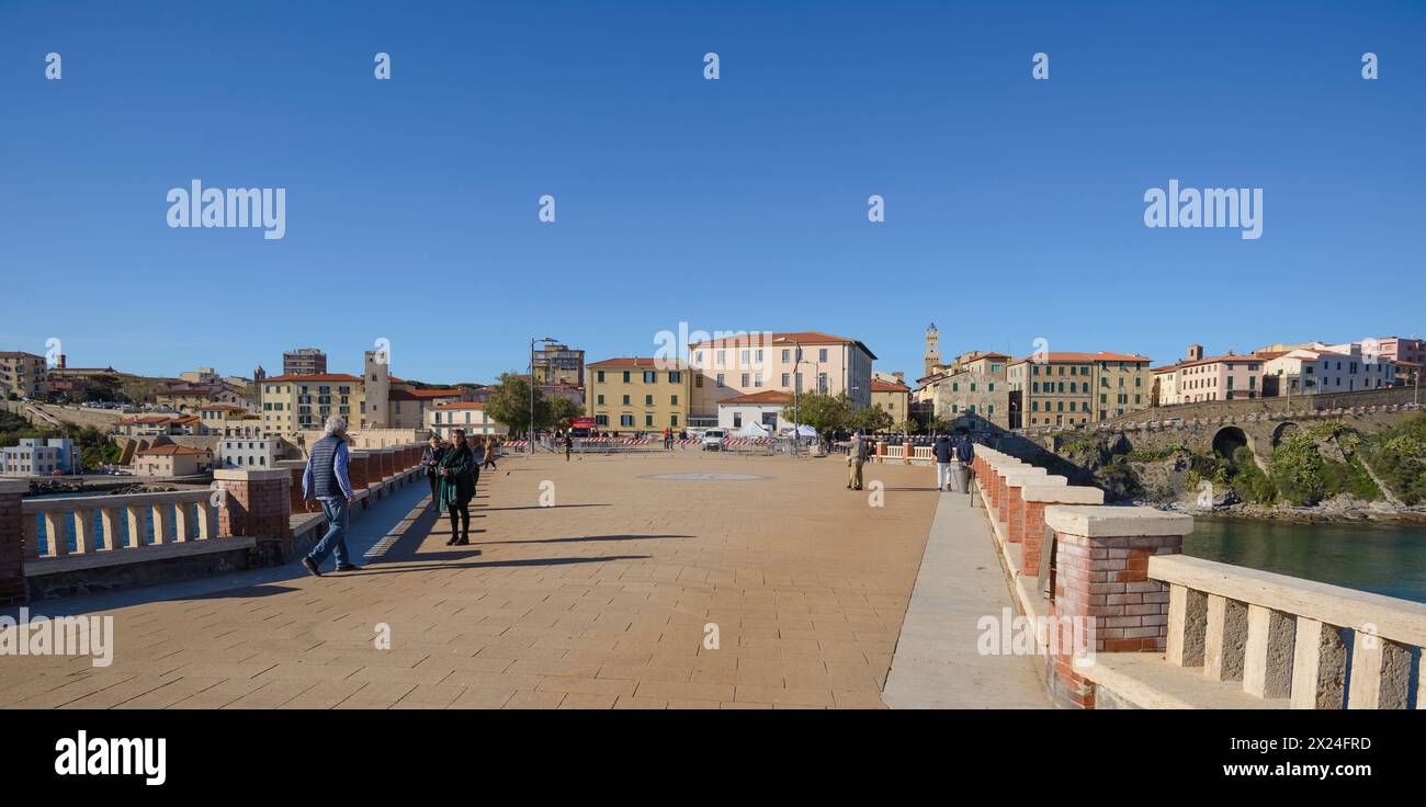 Vista panoramica della città di Piombino e di Piazza Bovio, Piombino, Toscana, Italia Foto Stock