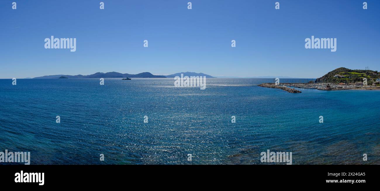 Skyline dell'Isola d'Elba e il porto turistico di Salivoli con Punta Falcone, Piombino, Toscana, Italia Foto Stock