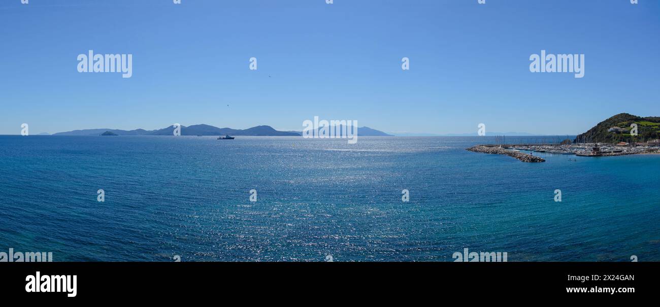 Skyline dell'Isola d'Elba e il porto turistico di Salivoli con Punta Falcone, Piombino, Toscana, Italia Foto Stock
