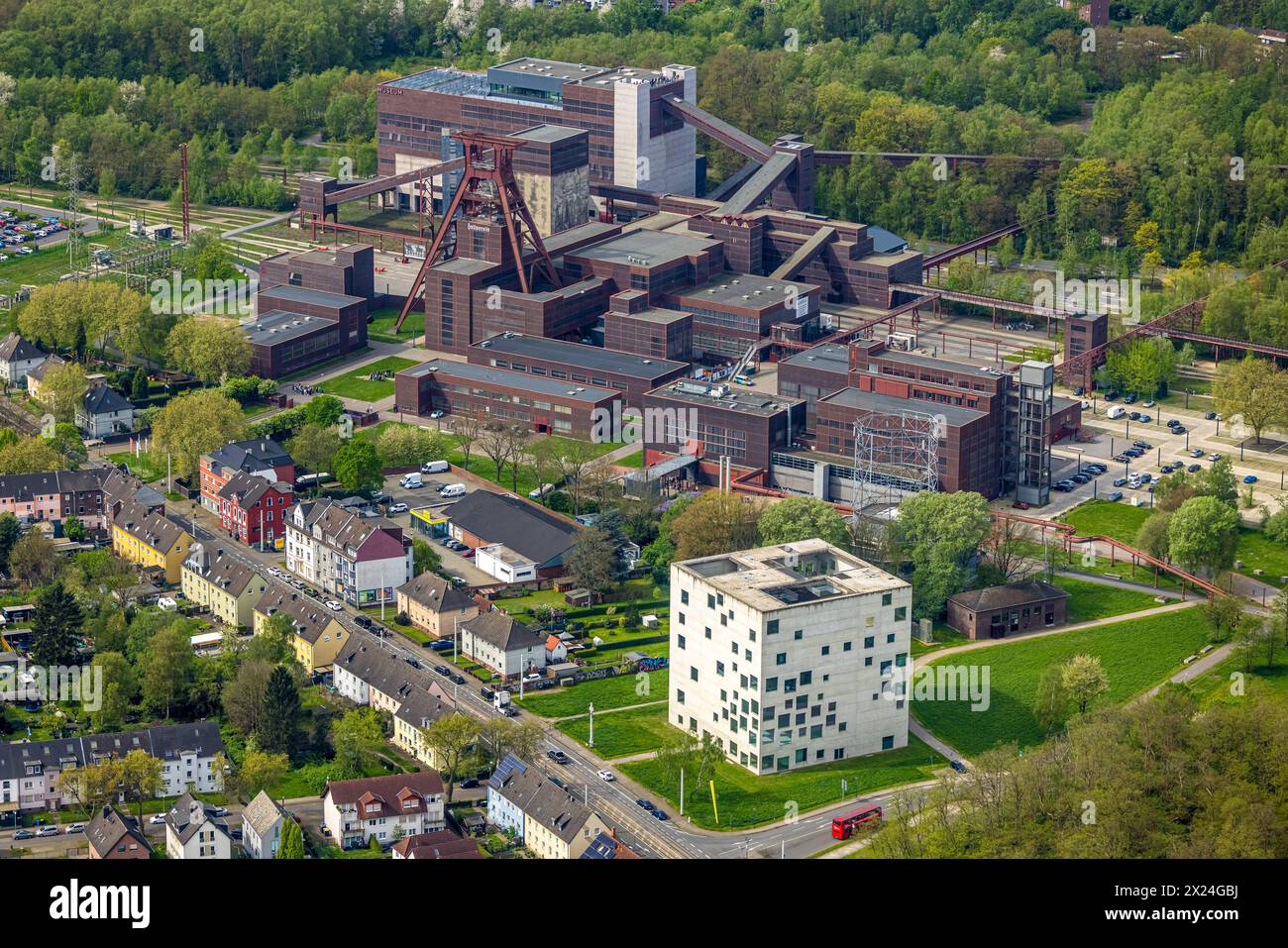 Luftbild, UNESCO-Welterbe Zollverein, Zeche Zollverein, Folkwang Universität der Künste - weißes SANAA-Gebäude, Stoppenberg, Essen, Ruhrgebiet, Nordrhein-Westfalen, Deutschland ACHTUNGxMINDESTHONORARx60xEURO *** Vista aerea, Zollverein patrimonio mondiale dell'UNESCO, Zeche Zollverein, Folkwang University of the Arts edificio bianco SANAA, Stoppenberg, Essen, zona della Ruhr, Renania settentrionale-Vestfalia, Germania ACHTUNGxMINDESTHONORARx60xEURO Foto Stock