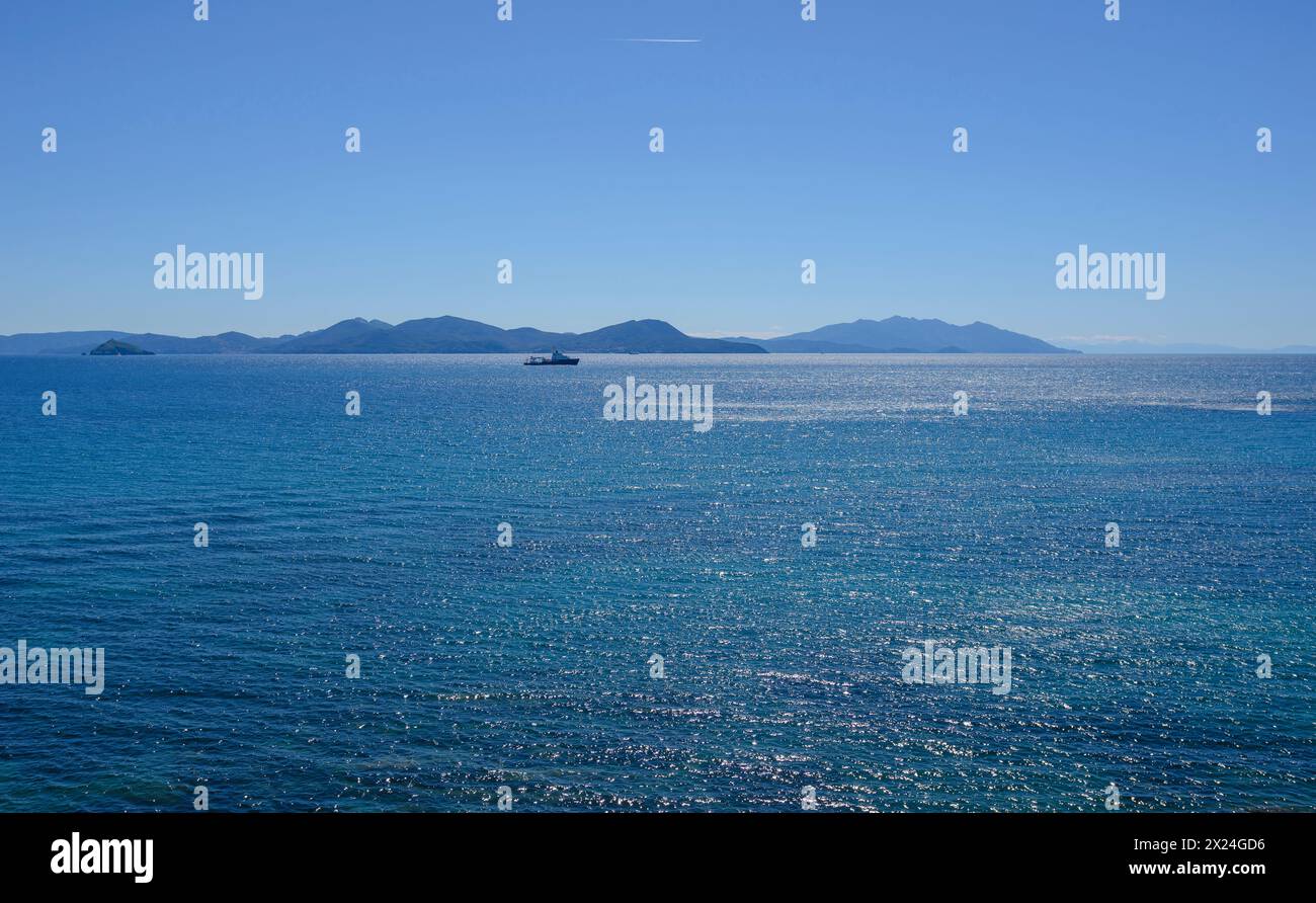 Vista dell'isola d'Elba nell'arcipelago toscano, vista da Piombino, Toscana, Italia Foto Stock