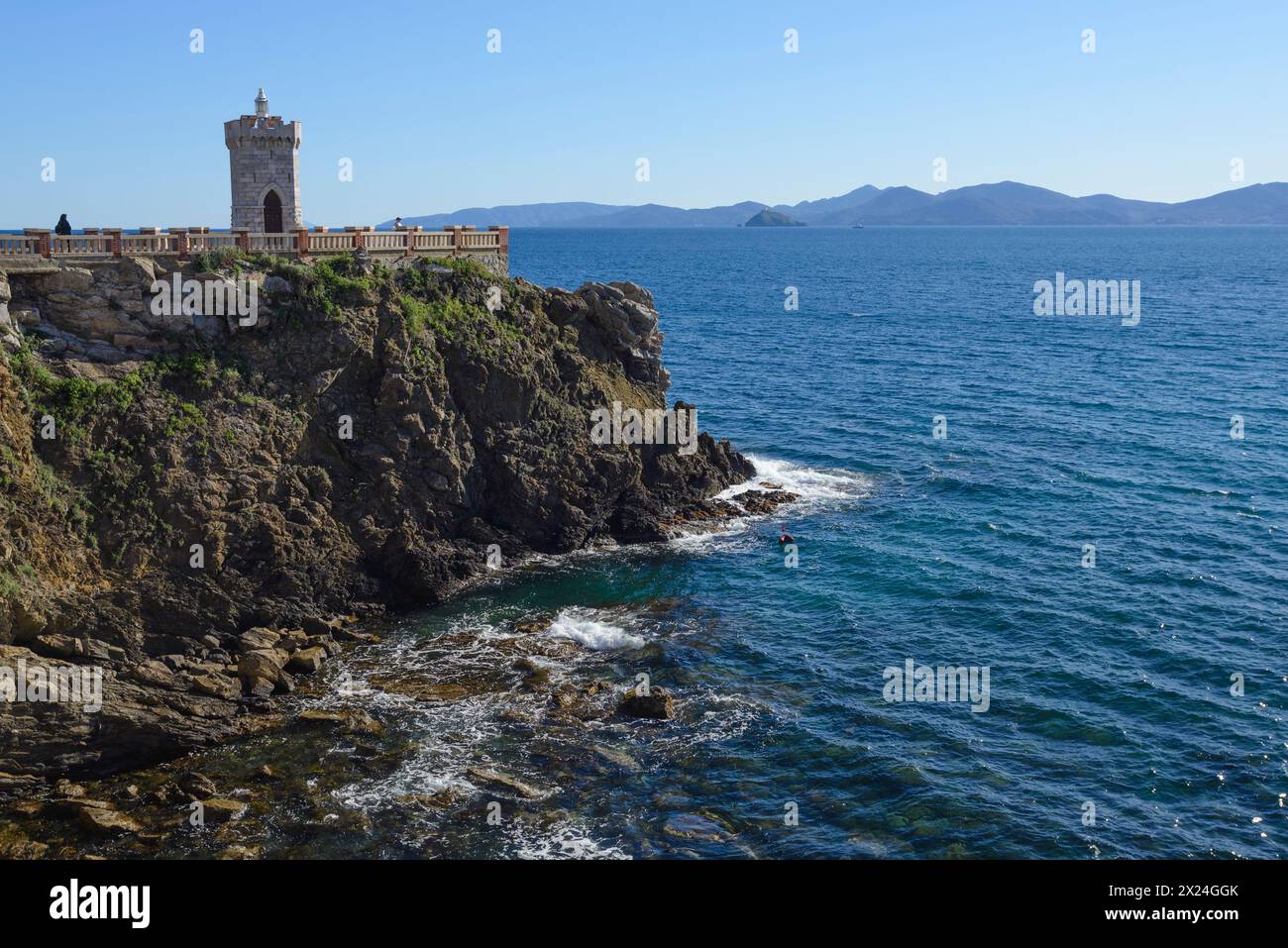 Il faro di Piombino, la Rocchetta in Piazza Bovio. Vista del canale di Piombino e dell'Isola d'Elba, Piombino, Toscana, Italia Foto Stock