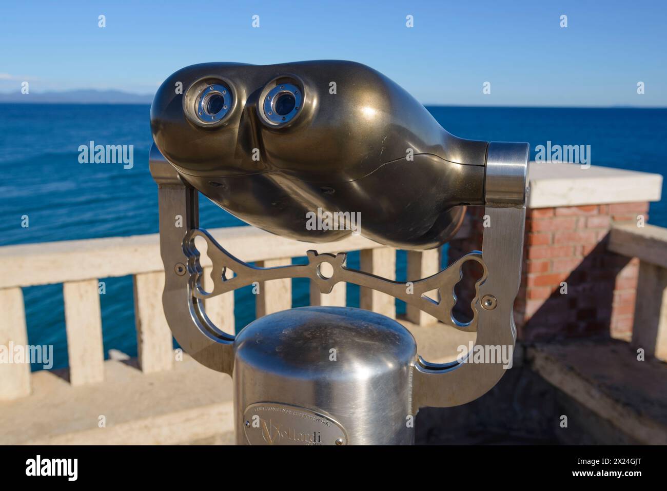Binocolo pubblico a gettoni per osservare la vista panoramica dell'arcipelago toscano da Piazza Bovio, Piombino, Italia Foto Stock