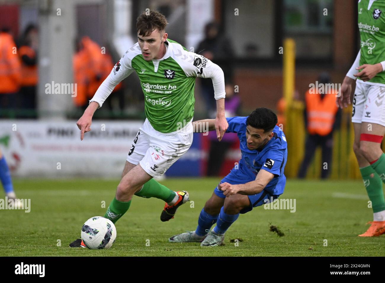 Boussu, Belgio. 19 aprile 2024. Matthew Healy dei Francs Borains e Ridwane M'Barki di Dender combattono per il pallone durante una partita di calcio tra i Royal Francs Borains e Dender EH, venerdì 19 aprile 2024 a Boussu, il giorno 30 della seconda divisione del campionato belga "Challenger Pro League" del 2023-2024. BELGA PHOTO LAURIE DIEFFEMBACQ credito: Belga News Agency/Alamy Live News Foto Stock