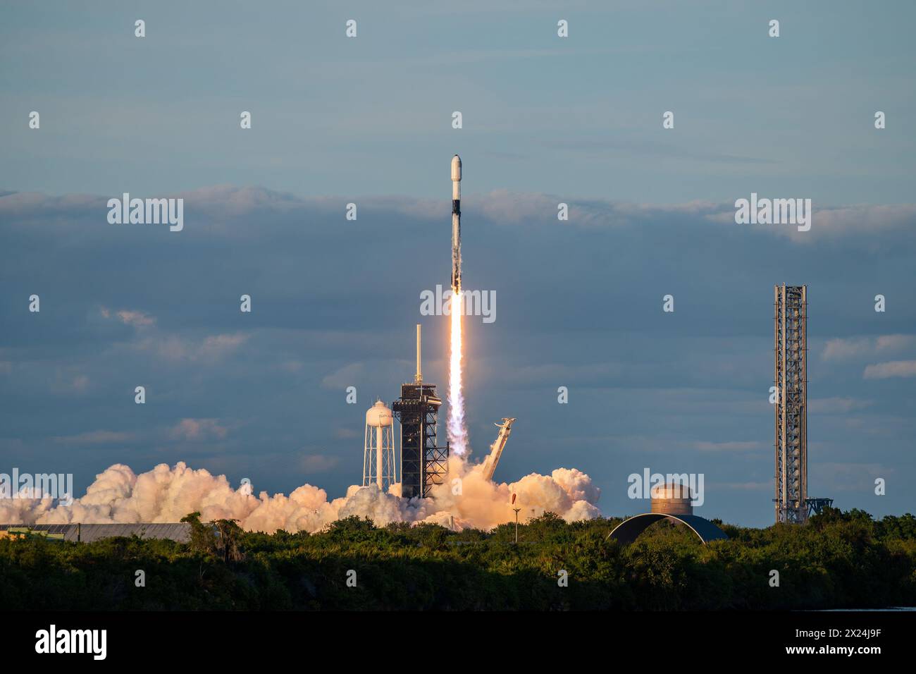Kennedy Space Center, Florida, Stati Uniti. 7 aprile 2024. Un razzo Falcon 9 che trasporta satelliti bandwagon-1 dal Launch Complex 39A (LC-39A) alla Kennedy Space Station, Florida, 7 aprile 2024. Il lancio del Falcon 9 bandwagon-1 segna il 321° volo di un Falcon 9. (Immagine di credito: © Joshua conti/U.S. Space Force/ZUMA Press Wire) SOLO PER USO EDITORIALE! Non per USO commerciale! Foto Stock