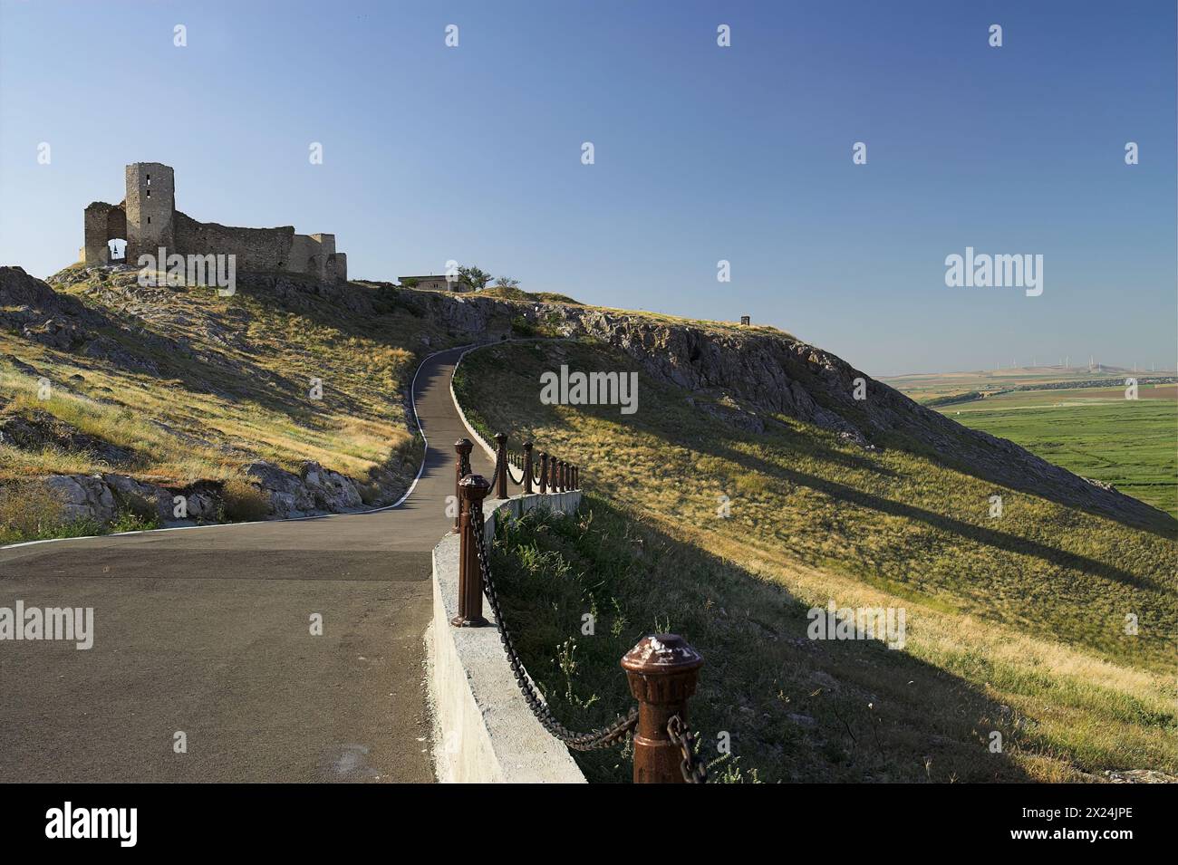 Enisala, Dobrogea, Rumänien, Romania; Ruinen der Festung Enisala; rovine del castello sulla piccola collina; ruinas del castillo en la pequeña colina Foto Stock