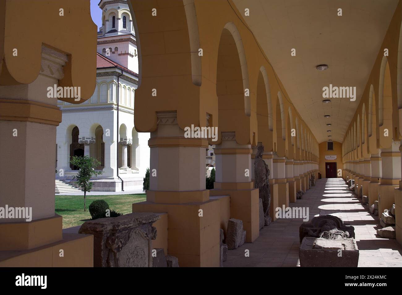 Alba Iulia, Rumänien, Romania; chiostri che circondano la cattedrale ortodossa; Kreuzgänge rund um die orthodox Kathedrale; krużganki przy katedrze Foto Stock