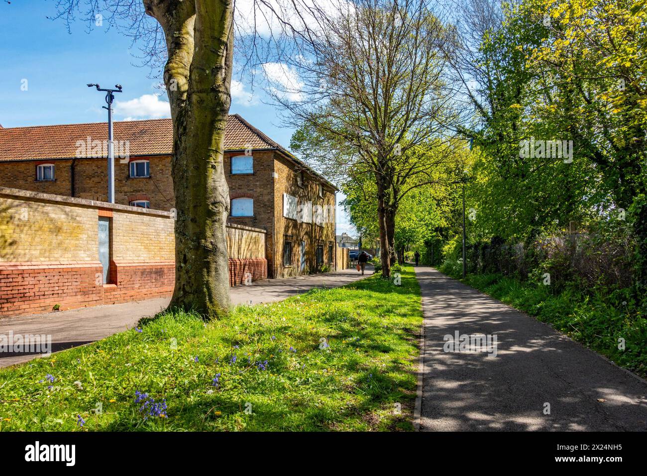 Una pista ciclabile e pedonale che conduce alla stazione ferroviaria di Staines-upon-Thames, Surrey, Regno Unito Foto Stock