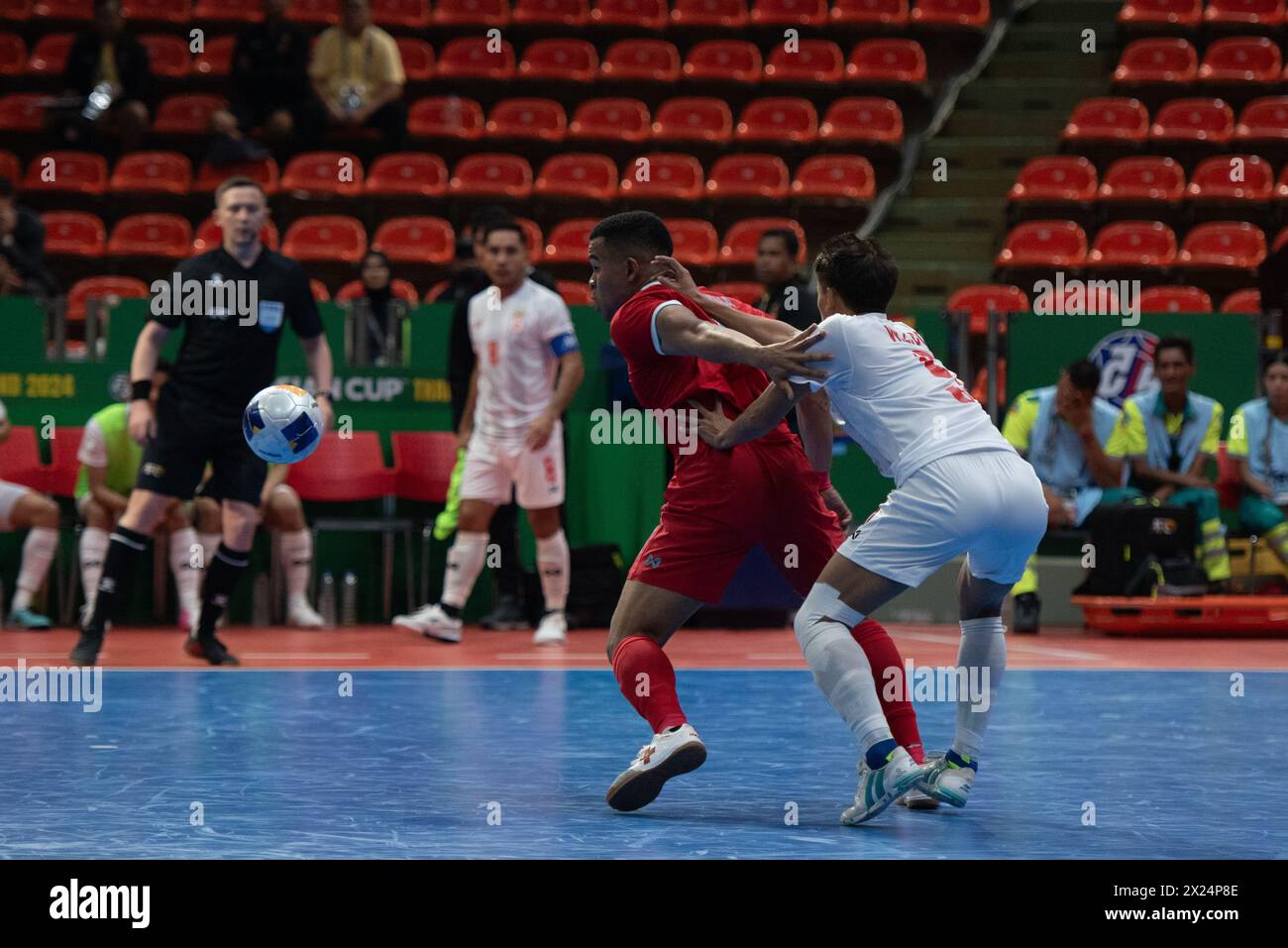 Bangkok: AFC Futsal Asian Cup, Thailandia. , . Tra la nazionale thailandese di futsal (magliette rosse) e la nazionale birmana di futsal (maglia bianca), allo Hua Mak Indoor Stadium, Ramkhamhaeng Road. Thailandia a tempo pieno 5 - 0 Myanmar. (Foto di Teera Noisakran/Pacific Press) credito: Pacific Press Media Production Corp./Alamy Live News Foto Stock