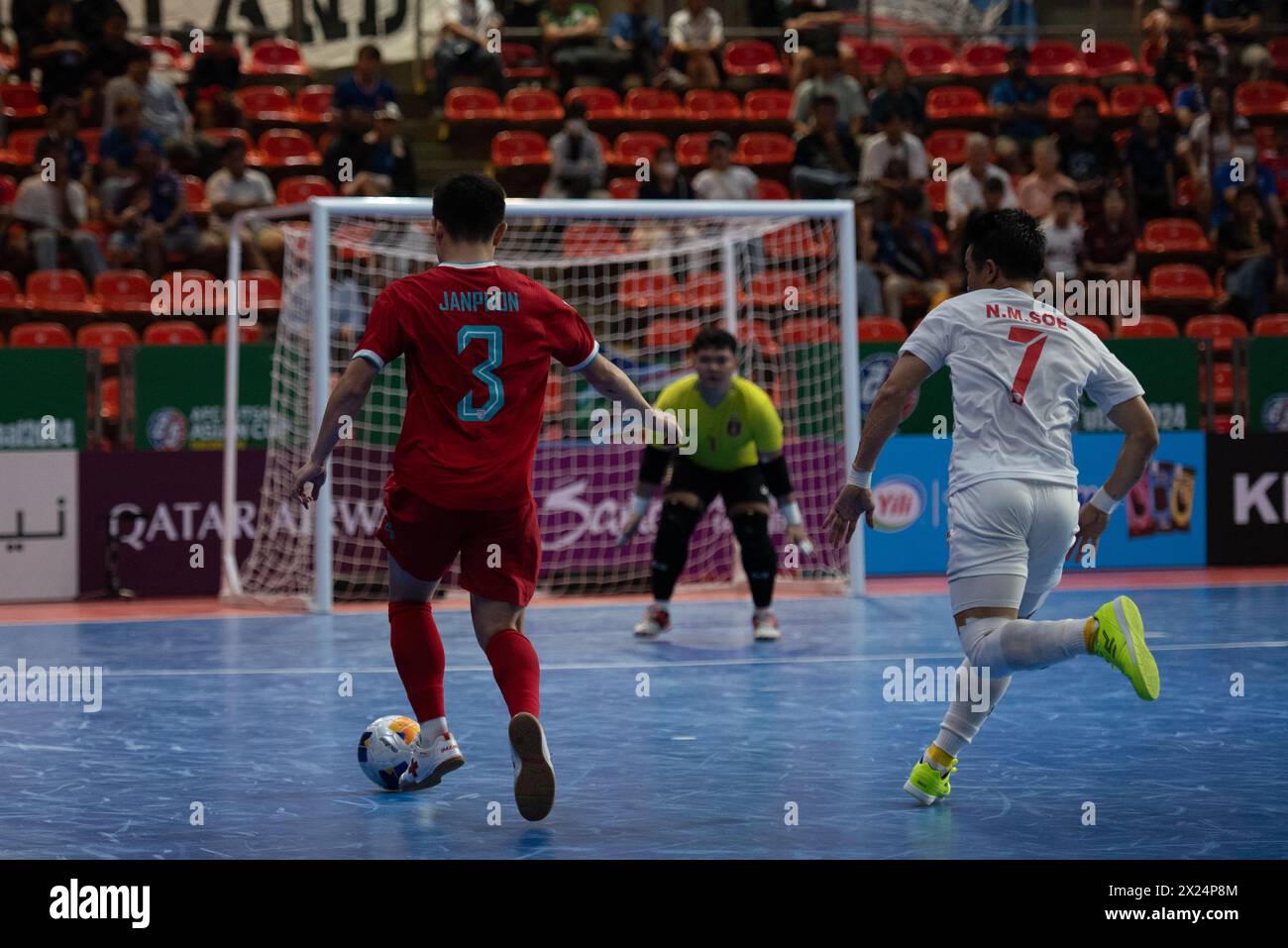 Bangkok: AFC Futsal Asian Cup, Thailandia. , . Tra la nazionale thailandese di futsal (magliette rosse) e la nazionale birmana di futsal (maglia bianca), allo Hua Mak Indoor Stadium, Ramkhamhaeng Road. Thailandia a tempo pieno 5 - 0 Myanmar. (Foto di Teera Noisakran/Pacific Press) credito: Pacific Press Media Production Corp./Alamy Live News Foto Stock