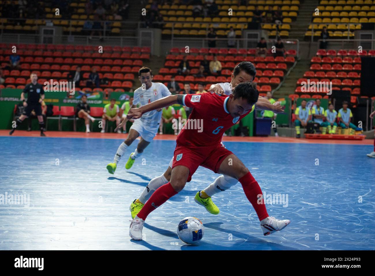 Bangkok: AFC Futsal Asian Cup, Thailandia. , . Tra la nazionale thailandese di futsal (magliette rosse) e la nazionale birmana di futsal (maglia bianca), allo Hua Mak Indoor Stadium, Ramkhamhaeng Road. Thailandia a tempo pieno 5 - 0 Myanmar. (Foto di Teera Noisakran/Pacific Press) credito: Pacific Press Media Production Corp./Alamy Live News Foto Stock