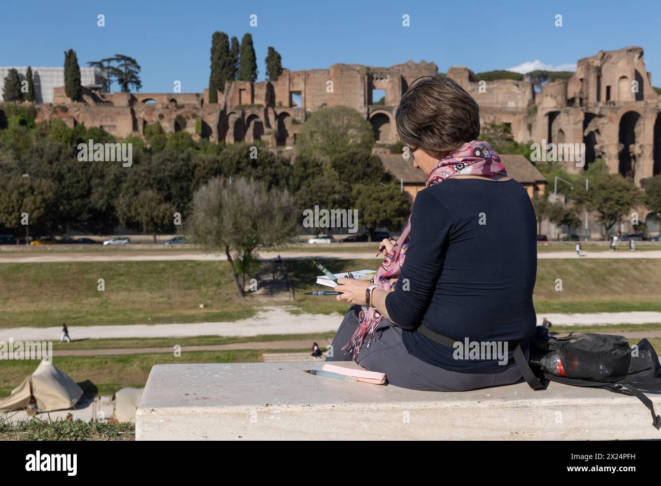 Roma, Italia. 19 aprile 2024. Una signora disegna davanti al Circo massimo con la messa in scena di rievocazioni storiche per il 2777° anniversario della fondazione di Roma (Credit Image: © Matteo Nardone/Pacific Press via ZUMA Press Wire) SOLO USO EDITORIALE! Non per USO commerciale! Foto Stock