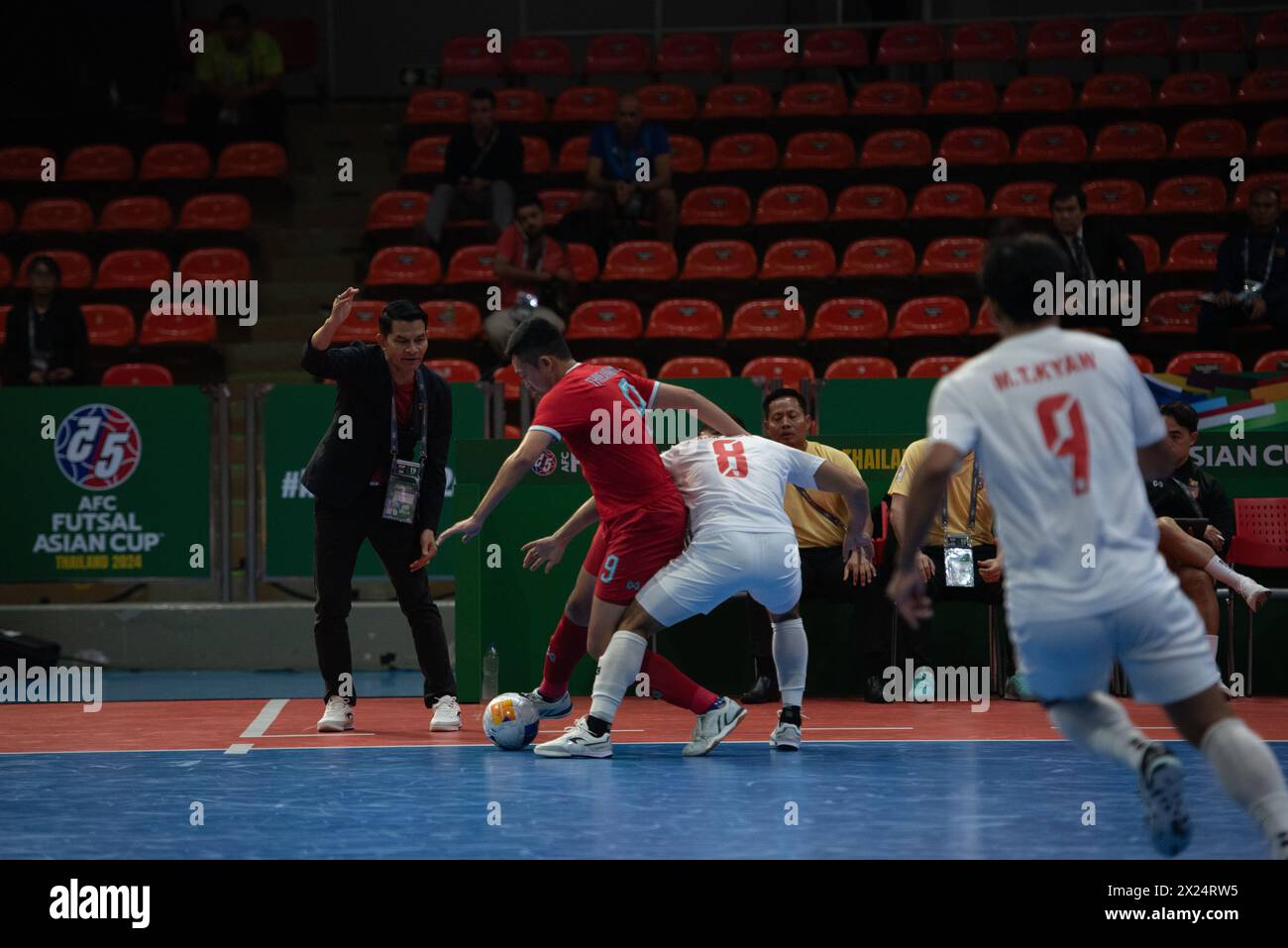 Bangkok, Bamgkok, Thailandia. 19 aprile 2024. Bangkok: I quarti di finale dell'AFC Futsal Asian Cup Thailand 2024 con un gruppo A venerdì 19 aprile 2024 tra la nazionale thailandese di futsal (magliette rosse) incontra la nazionale birmana di futsal (maglia bianca), allo Hua Mak Indoor Stadium, Ramkhamhaeng Road. Thailandia a tempo pieno 5 - 0 Myanmar. (Credit Image: © Teera Noisakran/Pacific Press via ZUMA Press Wire) SOLO PER USO EDITORIALE! Non per USO commerciale! Foto Stock