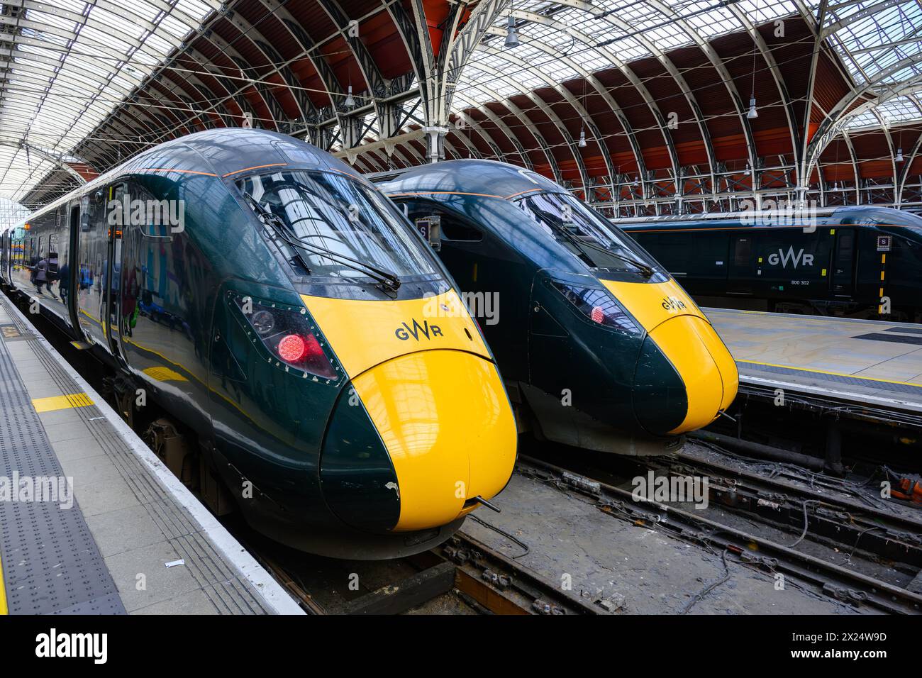 Londra, Regno Unito - 23 marzo 2024 - treni passeggeri moderni GWR in attesa al binario della stazione di Londra Paddington Foto Stock