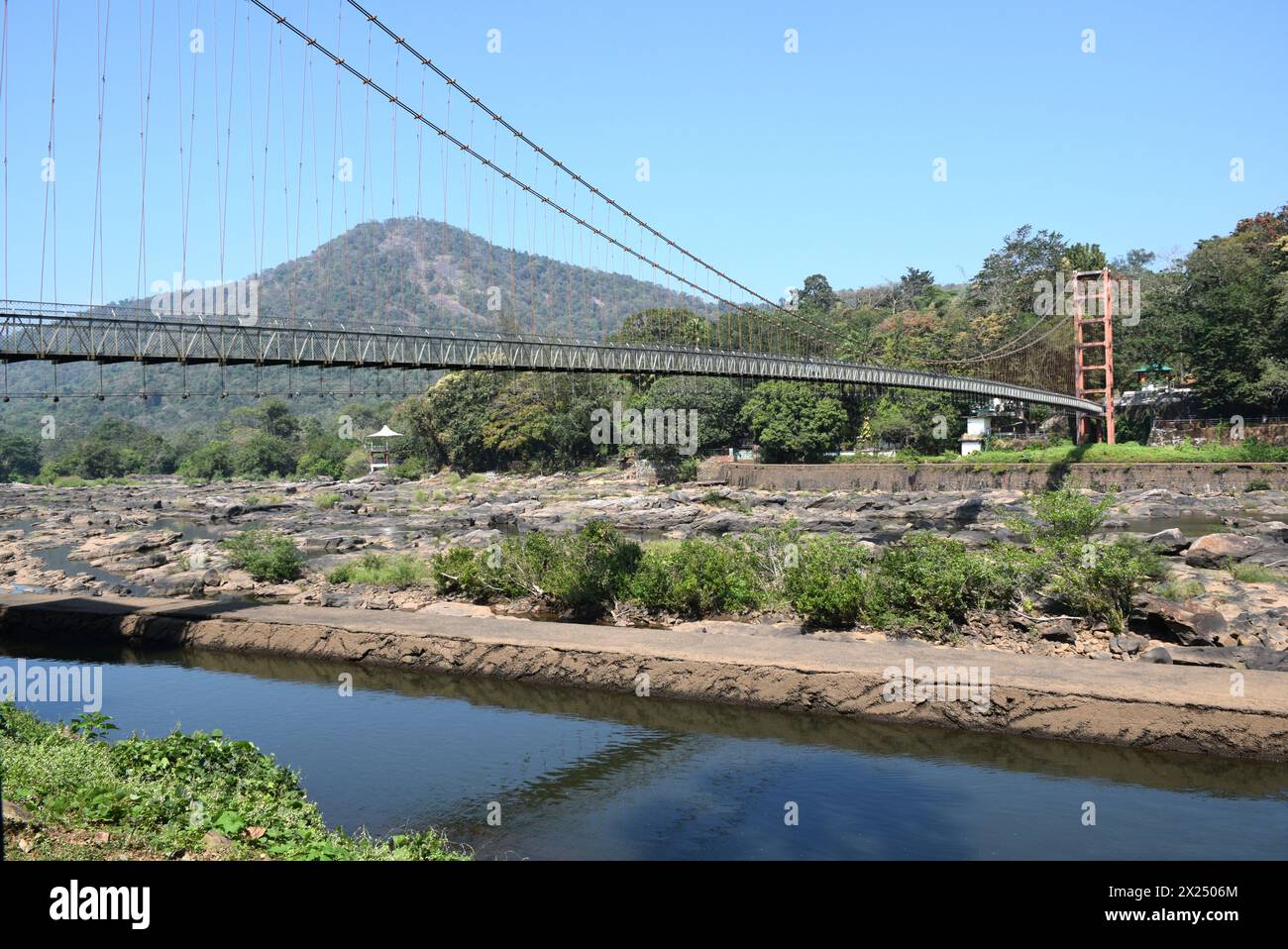 Bella fotografia di un ponte sospeso su un ampio fiume Foto Stock