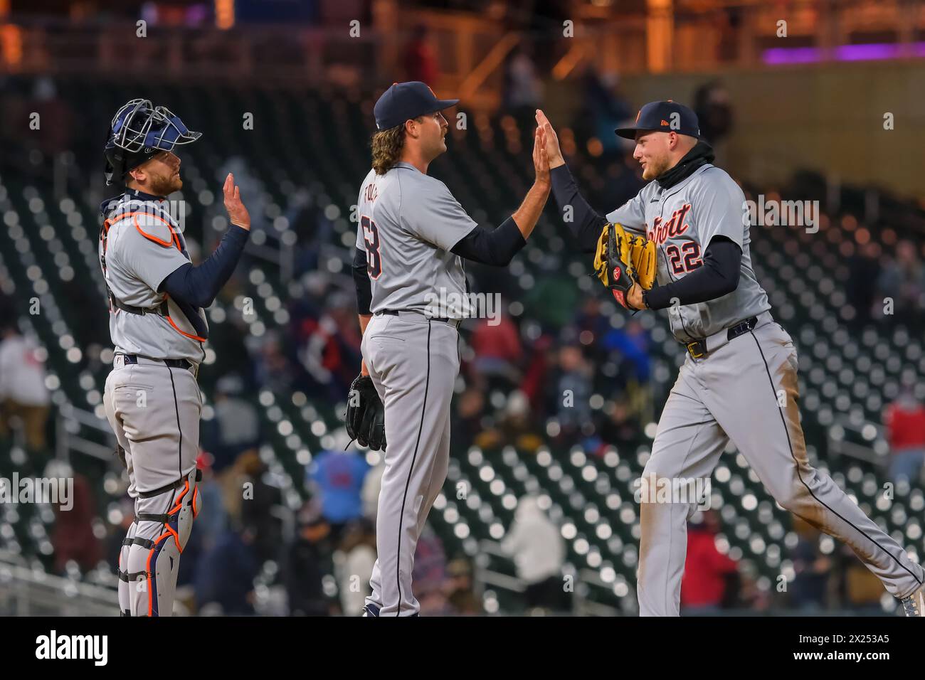 Minneapolis, Minnesota, Stati Uniti. 19 aprile 2024. Il lanciatore dei Detroit Tigers JASON FOLEY (68) caccia l'alto centro dei Detroit Tigers, l'esterno PARKER MEADOWS (22) dopo una partita di baseball della MLB tra i Minnesota Twins e i Detroit Tigers il 19 aprile 2024 al Target Field di Minneapolis. Detroit ha vinto 5-4. (Immagine di credito: © Steven Garcia/ZUMA Press Wire) SOLO PER USO EDITORIALE! Non per USO commerciale! Foto Stock