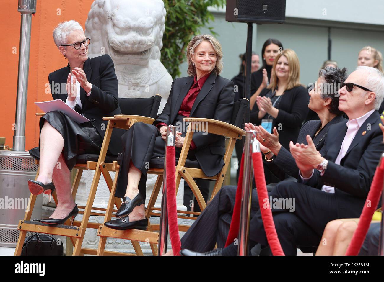 19 aprile 2024, Los Angeles, California, Stati Uniti: LOS ANGELES, CA - 19 APRILE 2024: Jamie Lee Curtis, Jodie Foster, Alexandra Hedison, Christopher Guest in una cerimonia che onora Jodie Foster con impronte di mani e piedi al TCL Chinese Theatre IMAX. (Credit Image: © Nina Prommer/ZUMA Press Wire) SOLO PER USO EDITORIALE! Non per USO commerciale! Foto Stock