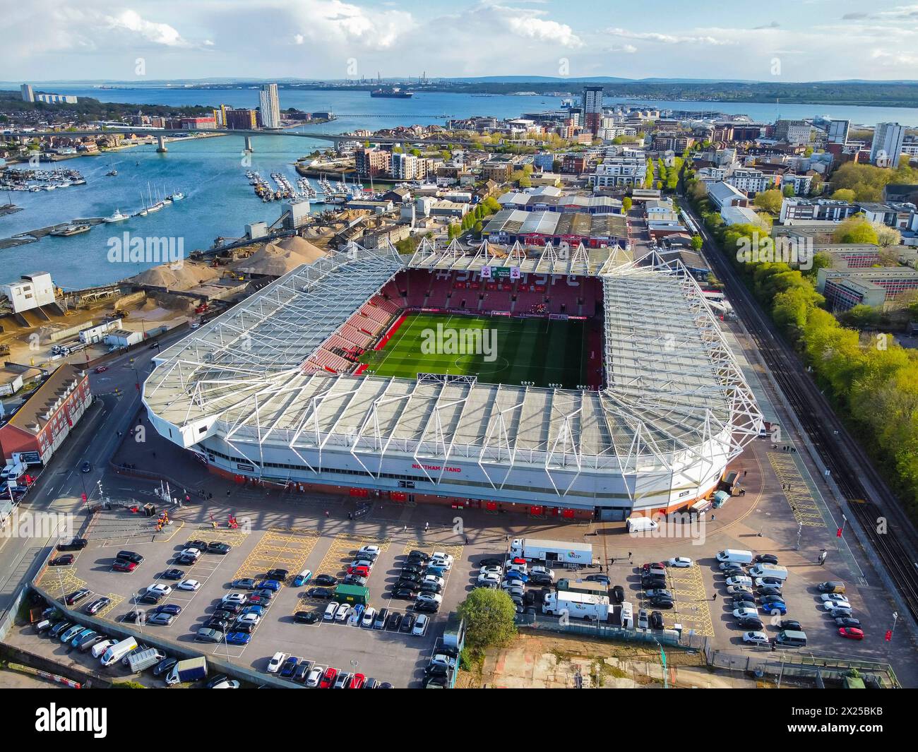 Vista aerea generale dello stadio St Mary a Southampton, Hampshire, sede della squadra inglese di calcio della Premier League Southampton FC. Foto Stock