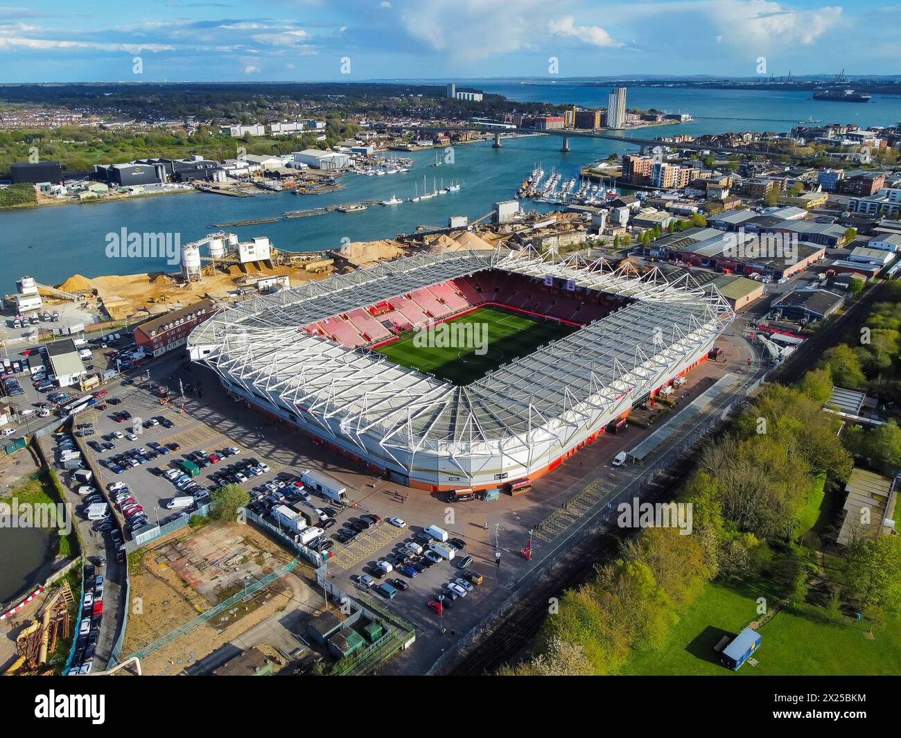 Vista aerea generale dello stadio St Mary a Southampton, Hampshire, sede della squadra inglese di calcio della Premier League Southampton FC. Foto Stock