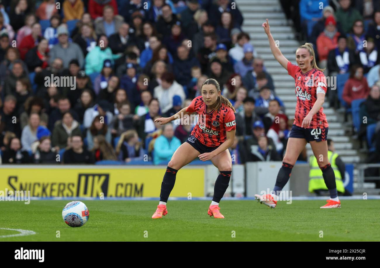 Brighton, Regno Unito 19 aprile 2024: Clare Wheeler di Everton e Megan Finnigan di Everton durante la partita di Super League femminile tra Brighton & Hove `Albion e Everton all'American Express Stadium. Crediti: James Boardman/Alamy Live News Foto Stock