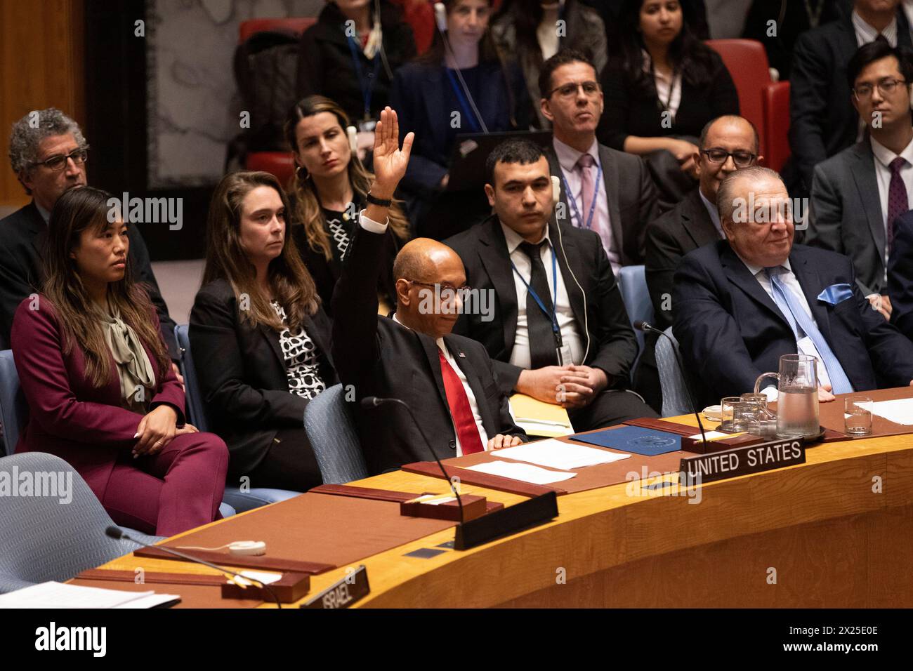 Teheran/Gerusalemme. 19 aprile 2024. Il vice rappresentante permanente degli Stati Uniti presso l'ONU Robert Wood (L, front) vota contro un progetto di risoluzione che raccomanda all'Assemblea generale delle Nazioni Unite, composta da 193 membri, che "lo Stato di Palestina sia ammesso all'adesione alle Nazioni Unite", presso la sede delle Nazioni Unite a New York, il 18 aprile 2024. Crediti: Xie e/Xinhua/Alamy Live News Foto Stock