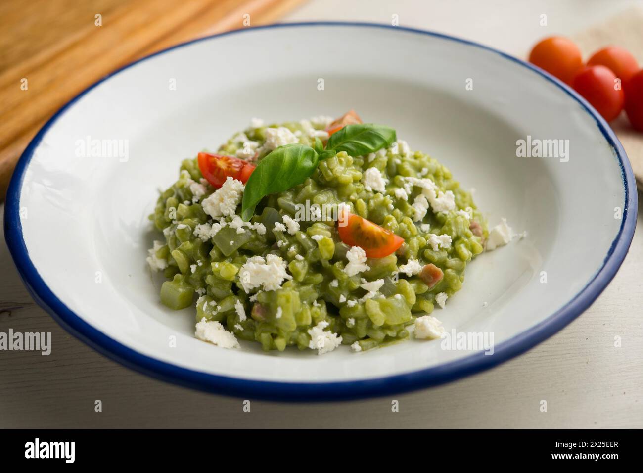 Risotto cremoso all'italiana con spinaci e formaggio. Ricetta tradizionale italiana. Foto Stock
